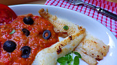 Rybí filety s pikantní tomatovou omáčkou s olivami a oreganem