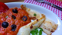 Rybí filety s pikantní tomatovou omáčkou s olivami a oreganem