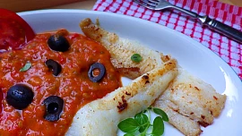 Rybí filety s pikantní tomatovou omáčkou s olivami a oreganem