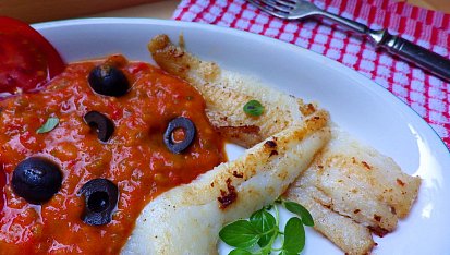 Rybí filety s pikantní tomatovou omáčkou s olivami a oreganem