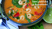 Rychlá thajská kari polévka s krevetami, podávejte s čerstvě nasekaným koriandrem