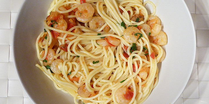 Špagety s krevetami a rajčátky