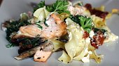 Tagliatelle s lososem, špenátem, žampióny a sušenými rajčaty