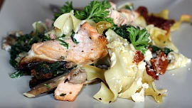 Tagliatelle s lososem, špenátem, žampióny a sušenými rajčaty
