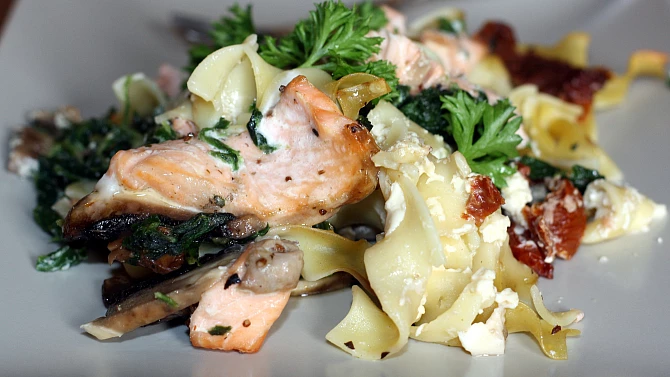 Tagliatelle s lososem, špenátem, žampióny a sušenými rajčaty