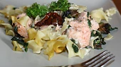 Tagliatelle s lososem, špenátem, žampióny a sušenými rajčaty
