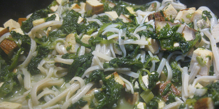 Tofu s listovým špenátem a rýžovými nudlemi