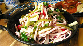 Bavorský wurstový salát