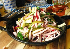 Bavorský wurstový salát