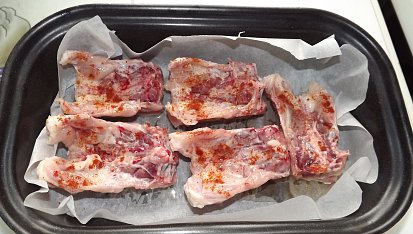 Kuřecí ledvinky s parmezánovou kaší a brusinkami
