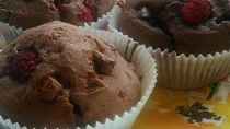 Malinové muffiny s kousky čokolády