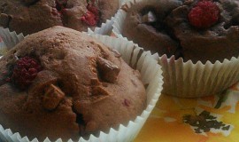 Malinové muffiny s kousky čokolády