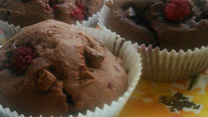 Malinové muffiny s kousky čokolády