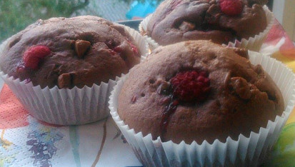Malinové muffiny s kousky čokolády