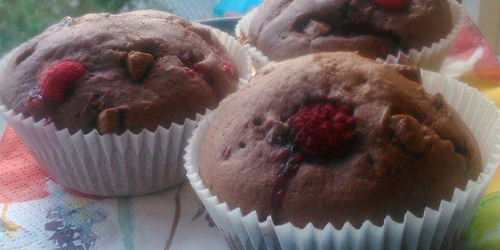 Malinové muffiny s kousky čokolády