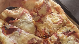 Naše luxus "korbáčková" pizza