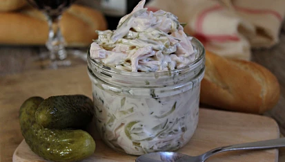 Německý salát z uzeniny (Fleischsalat)