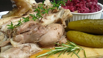 Ovarové koleno s pikantním zelným salátem
