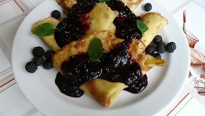 Palačinky s ostružinovým přelivem