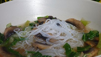 Polévka ze žampionů, pak choi a miso pasty