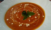 Rajčatová polévka s cuketou
