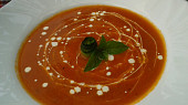 Rajčatová polévka s cuketou