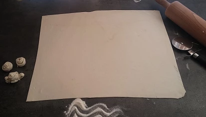 Rychlo skořičky ,,kluci, snídaně!!", Vyválet listové těsto