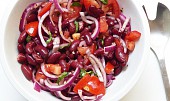 Salát z červených fazolí, červené cibule a červených rajčat (Salát z červených fazolí, červené cibule a červených rajčat)