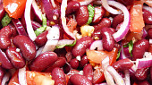 Salát z červených fazolí, červené cibule a červených rajčat, Červený salát