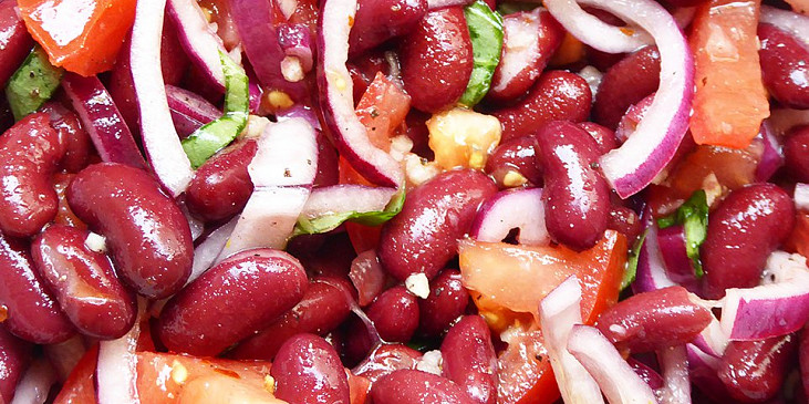 Salát z červených fazolí, červené cibule a červených rajčat (Červený salát)