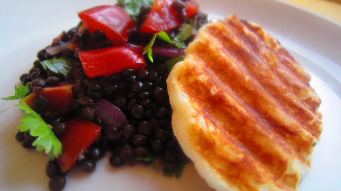 Salát z čočky beluga, rajčat a sýra halloumi