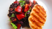 Salát z čočky beluga, rajčat a sýra halloumi