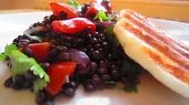 Salát z čočky beluga, rajčat a sýra halloumi
