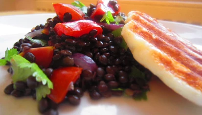 Salát z čočky beluga, rajčat a sýra halloumi