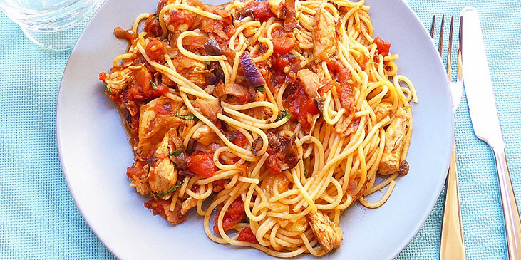 Špagety s rajčaty a kuřecím masem