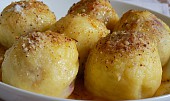 Švestkové knedlíky z bramborového těsta s posypkou