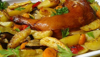 Uzená kuřecí stehna pečená na zelenině
