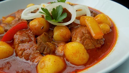 Vepřový guláš s gnocchi - aneb jídlo z jednoho hrnce