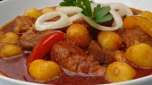 Vepřový guláš s gnocchi - aneb jídlo z jednoho hrnce