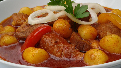Vepřový guláš s gnocchi - aneb jídlo z jednoho hrnce