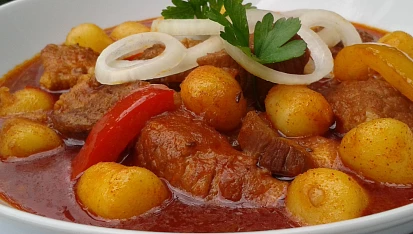Vepřový guláš s gnocchi - aneb jídlo z jednoho hrnce