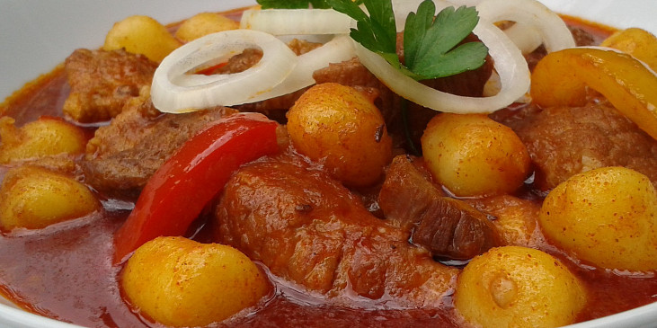 Vepřový guláš s gnocchi - aneb jídlo z jednoho hrnce