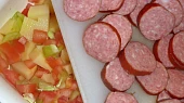 Bramborová tarhoňa s klobásou