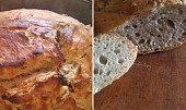 Domácí chléb bez hnětení (Chléb bez hnětení po upečení a v řezu.)