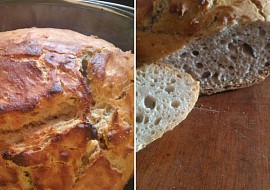 Domácí chléb bez hnětení (Chléb bez hnětení po upečení a v řezu.)