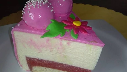 Dort s jahodovým želé, krémem z mascarpone a poleva mirror