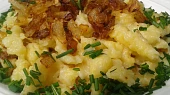 Halušky (moučné) se sýrem a smaženou cibulkou