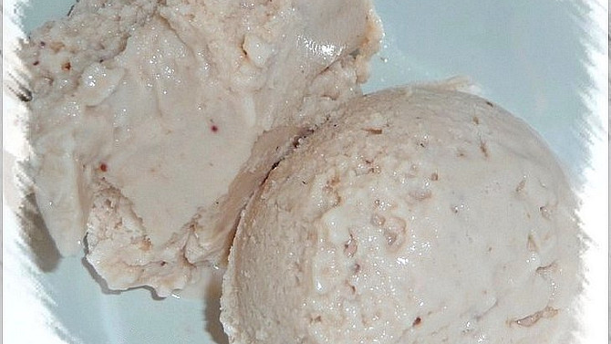 Jogurtová zmrzlina s jahodovou příchutí
