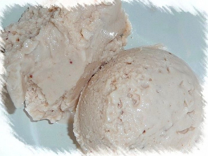 Jogurtová zmrzlina s jahodovou příchutí