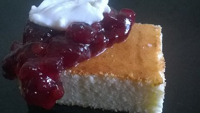 Koláč z tvarohu, Tvaroháč s brusinkami a zakysanou smetanou